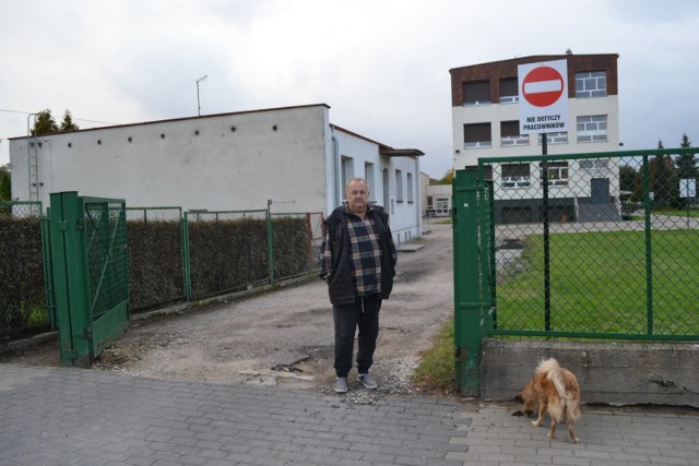 Wjazd na teren szkoły   nr 1  od strony ul. Okrężnej jest za wąski, pełen dziur, niebezpieczny - mówi Stanisław Grygier