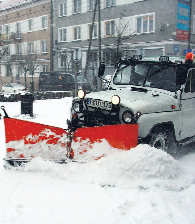 Nierówna walka ze śniegiem na ulicy Królewskiej w Kutnie
