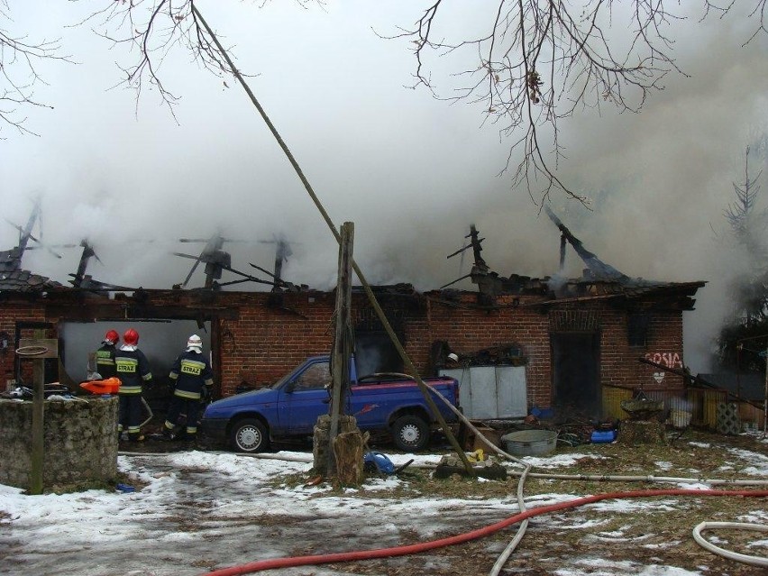 Nowy Tomyśl: W Chojnikach spłonął budynek gospodarczy i samochód FOT
