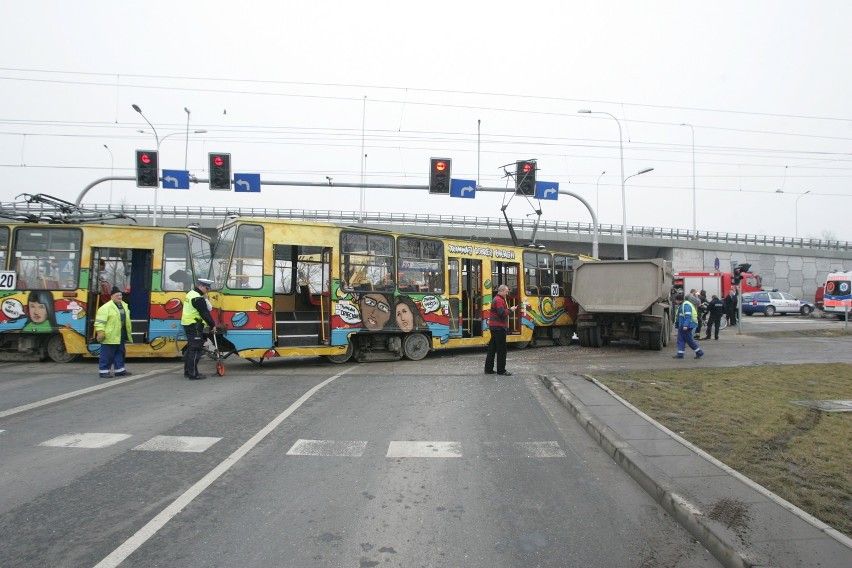 Wypadek przy AOW. Ciężarówka wjechała w tramwaj (ZDJĘCIA)