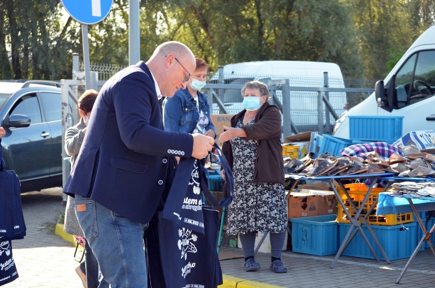 W ramach akcji Sprzątania Świata, na miejskim targowisku w Głogowie prezydent Rafael Rokaszewicz rozdawał ekologiczne torby na zakupy