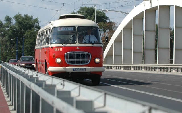 Linia 100

Pierwszy autobus turystycznej linii 100 wyruszył w trasę w 2005 roku.

Linia 100 obsługiwana jest przez zabytkowy autobus Jelcz 043 Caro, czyli kultowy "ogórek".



Linia 100 - Bilety

jednodniowe - 6 zł (ulgowy - do lat 16), 8 zł (normalny), 24 zł (rodzinny - max. 5 osób w tym 2 dorosłe)

jednorazowe - 3 zł (ulgowy), 4 zł (normalny), 12 zł (rodzinny)



Zobacz więcej o poznańskim ogórku [ZDJĘCIA]