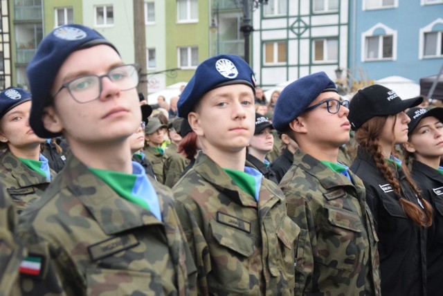 Ślubowanie złożyli uczniowie z czterech klas Zespołu Szkół Technicznych i Ogólnokształcących oraz młodzież z klasy II Liceum Ogólnokształcącego.