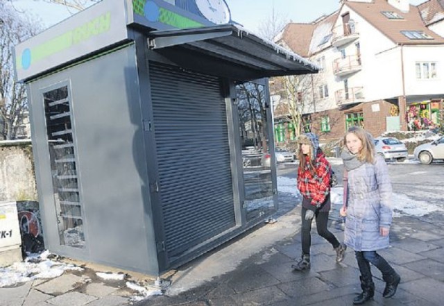 Kiosk w rejonie Bramy Głównej Cmentarza Centralnego jest ...