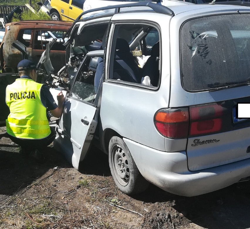 Śmiertelny wypadek w Warczu, gm. Trąbki Wielkie [11.08.2020] Samochód uderzył w drzewo. Nie żyje 35-latek |ZDJĘCIA