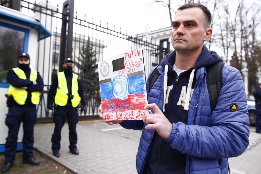 Nietypowy protest pod ambasadą Rosji. Przynieśli stare toalety, pralki, ubrania i naczynia. O co chodzi?