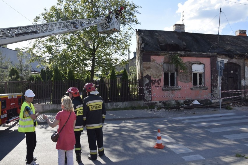 Kawałek ściany runął na mężczyznę w centrum Kielc! (WIDEO, zdjęcia)