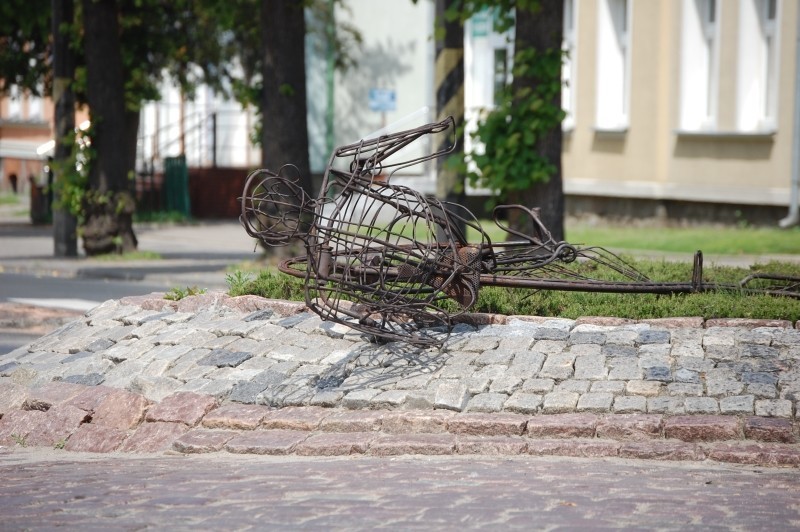 Figura bicyklisty na rondzie przy ul. Chopina zniszczona. Samochód przejechał przez środek ronda?