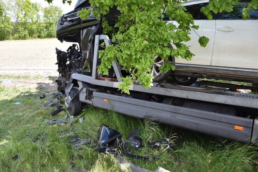 Mercedes został bardzo poważnie uszkodzony, a kierowca...