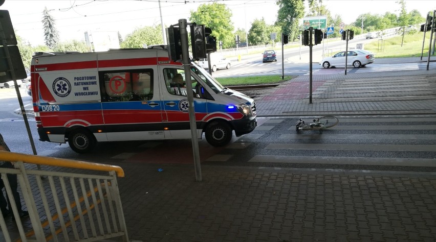 Wypadek rowerzystki na ulicy Osobowickiej, pod mostem...