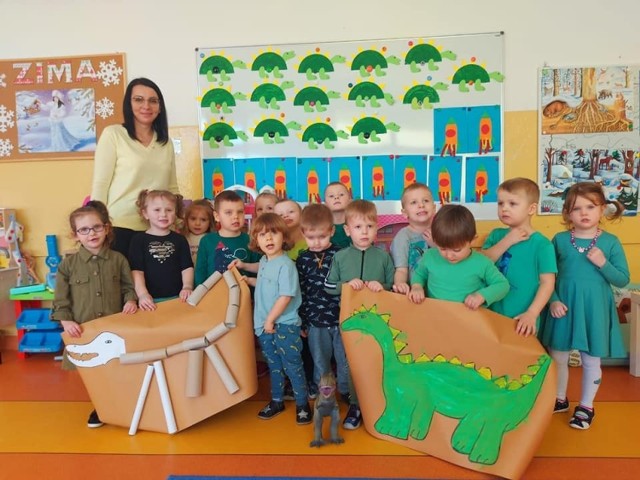Dzień Dinozaura w Szkole Podstawowej numer 5 w Jędrzejowie. Powstały prace plastyczne z prehistorycznymi stworzeniami.