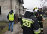 Pożar domu w Ornontowicach. Policjanci uratowali dwie kobiety i psa [ZDJĘCIA]