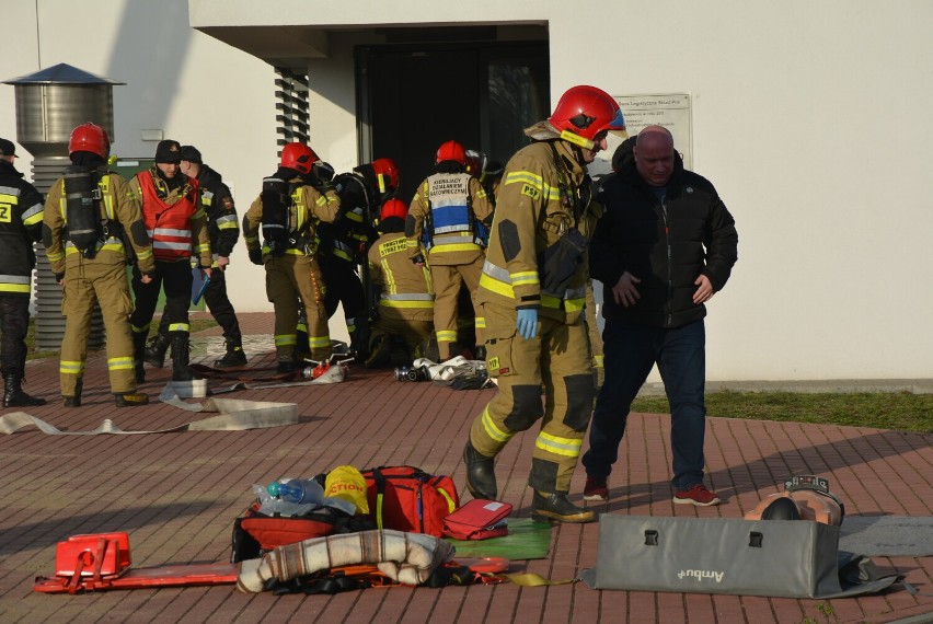 Strażacy z Komendy Powiatowej Państwowej Straży Pożarnej w Pile ćwiczyli działania w zadymionych pomieszczeniach [ZDJĘCIA]