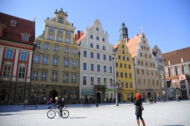 Kamieniczki na wrocławskim rynku. W środku Dwór Polski, miejsce przyjazne artystom