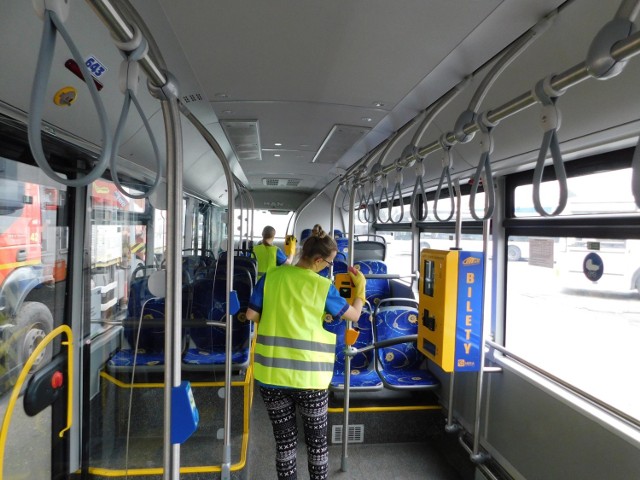 MZK Toruń zmienia zasady sprzedaży biletów. Pasażerowie muszą kupić bilet zanim wsiądą do autobusu lub tramwaju. Powodem jest zagrożenie koronawirusem. 

SZCZEGÓŁY NA KOLEJNEJ STRONIE >>>>