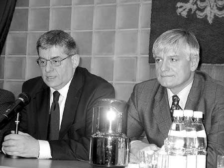 Skład zarządu Kompanii łączy kompetencje osób spoza górnictwa z doświadczeniem osób znających górnictwo i problemy jego restrukturyzacji - twierdzi minister Kossowski (z lewej, obok Jarosław Klima, szef Kompanii Węglowej).