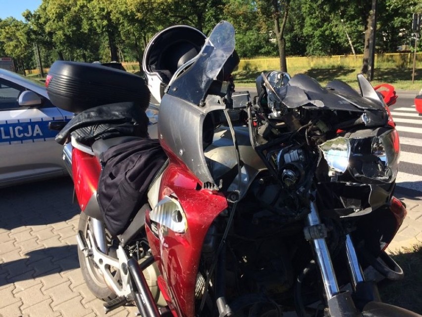 Wypadek na Strykowskiej w Łodzi. Motocyklista uderzył w samochód [ZDJĘCIA]