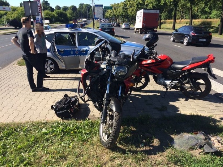 Wypadek na Strykowskiej w Łodzi. Motocyklista uderzył w samochód [ZDJĘCIA]