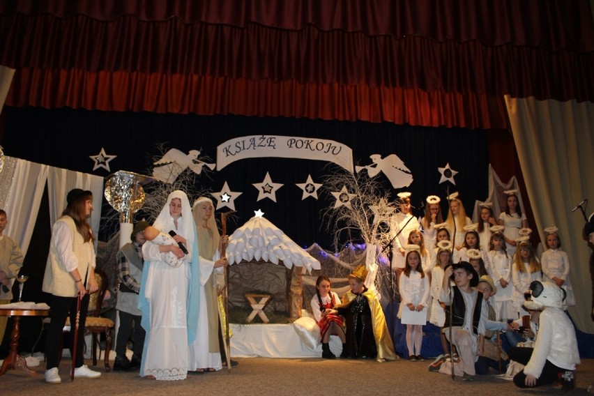 Uczniowie Szkoły Podstawowej w Konopnicy wprowadzili uczniów w magiczny okres świąt[ZDJĘCIA]