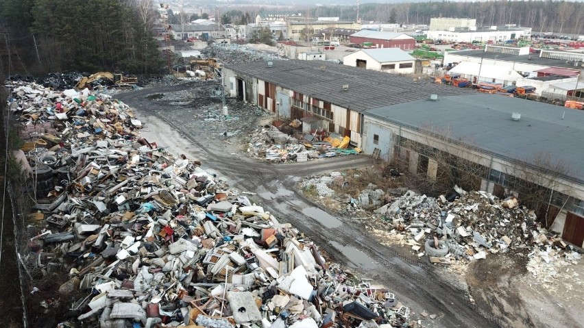 Nielegalne składowisko śmieci w Kielcach. Awaria w Promniku uniemożliwia wywózkę (ZDJĘCIA)