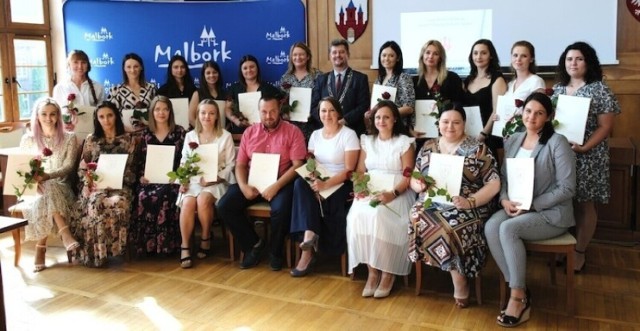 Pod koniec sierpnia 22 nauczycieli z malborskich szkół i przedszkoli prowadzonych przez miasto odebrało akty nadania stopnia nauczyciela mianowanego.