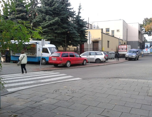 Od strony ulicy Wyszyńskiego widok samochodów stojących poza wyznaczonymi miejscami parkingowymi to codzienność.