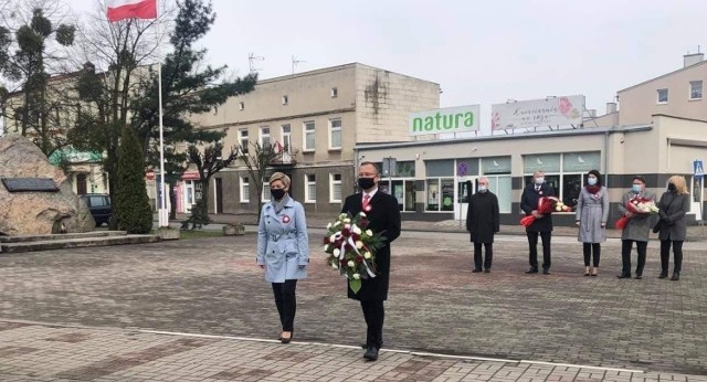Włodarze miasta i gminy Golub-Dobrzyń oraz powiatu golubsko-dobrzyńskiego ograniczyli obchody 3 maja do złożenia kwiatów i zapalenia zniczy pod pomnikiem Piłsudskiego