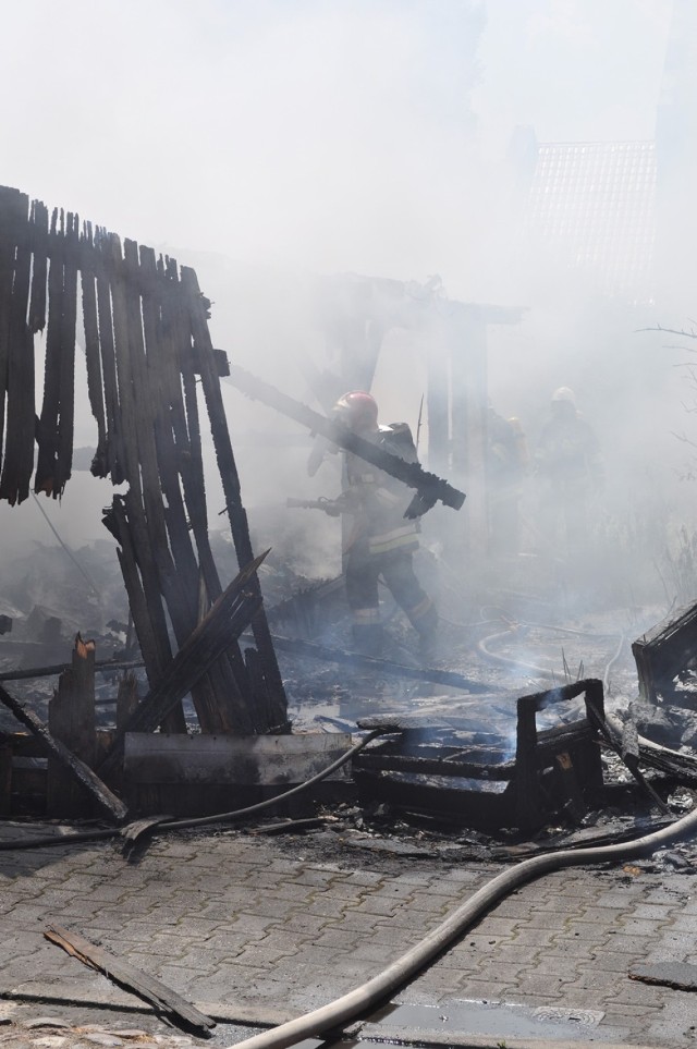 Pożar w Śremie. Płonęły drewniane zabudowania u zbiegu ulic Piłsudskiego i Dąbrowskiego