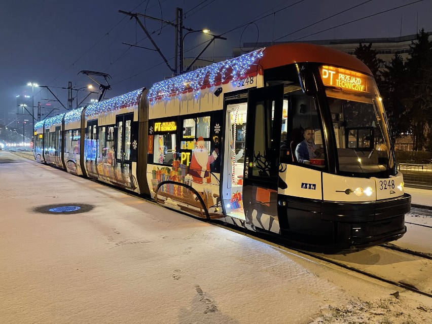 Świąteczny tramwaj w Warszawie 2021. Przyozdobiony skład wyjechał na stołeczne tory po raz pierwszy w historii miasta