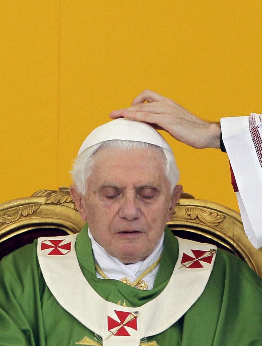 Papież Benedykt XVI tłumaczy, że nie czuje się już na siłach...