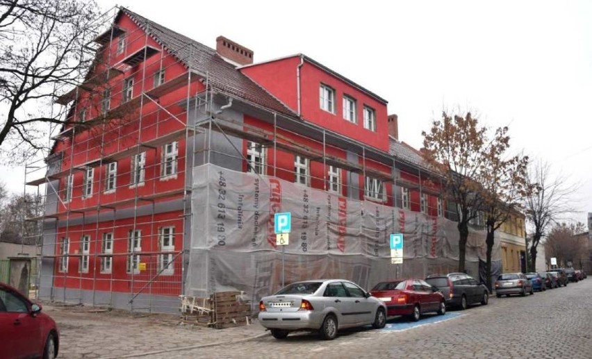 Nowa siedziba urzędu będzie gotowa już wkrótce. Mieszkańcy krytykują nowy kolor budynku