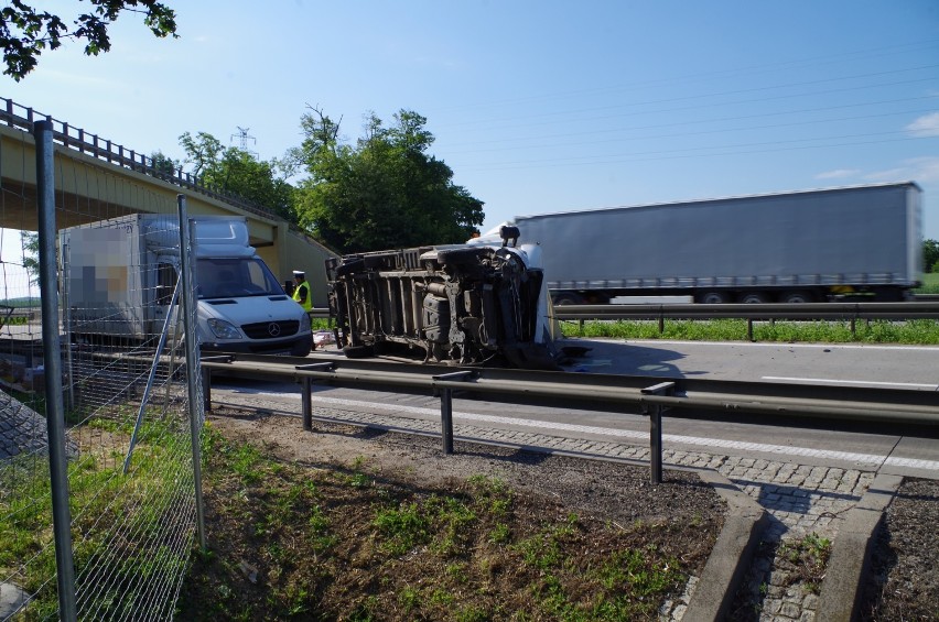 Wypadek na A4 pod Legnicą. Bus ze słodyczami zablokował drogę