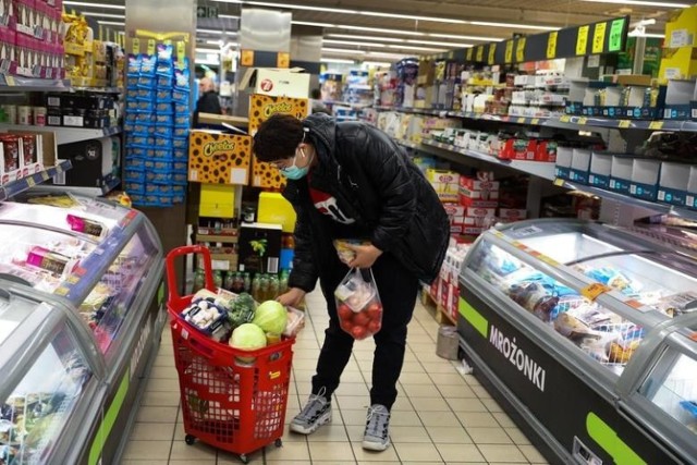 Jeśli zostawiacie przedświąteczne zakupy spożywcze na ostatnią chwilę, sprawdźcie wcześniej godziny otwarcia sklepów w wigilię 24 grudnia.

Zobacz, jak będą czynne supermarkety i dyskonty we Wrocławiu na kolejnych slajdach.