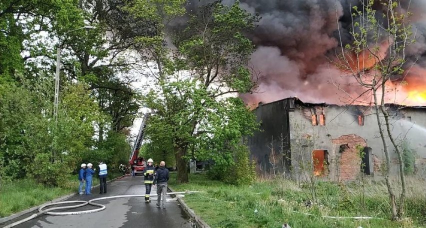 Bierutów. Wielki pożar przy Słowackiego. W Święta 2019 roku spłonął dawny Bieramot. Dziś to ruina, zagrażająca mieszkańcom (FOTO)   