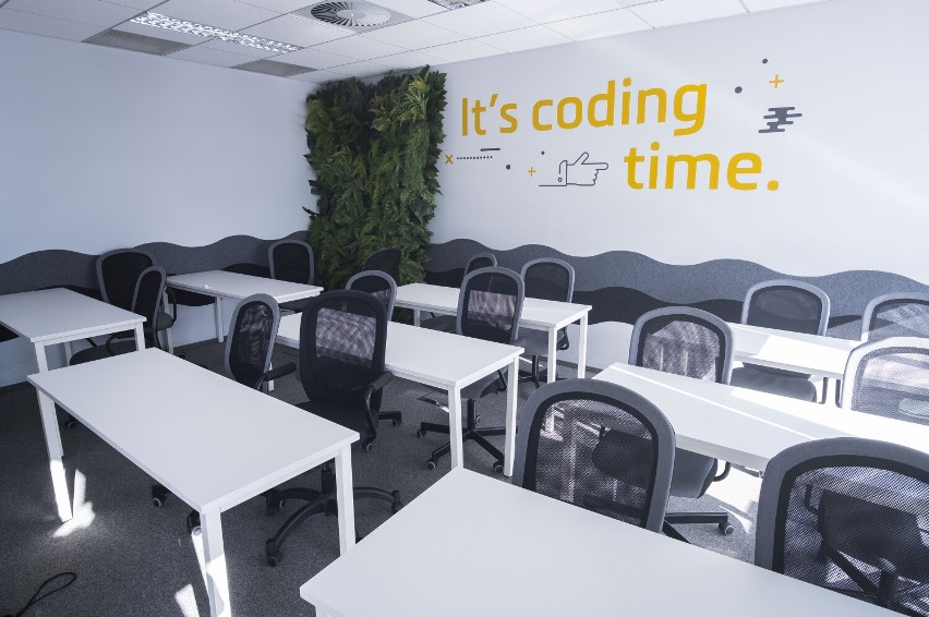 Coders Lab. Szkoła programowania w Warszawie, która umożliwi zostanie programistą w trzy miesiące. Kto może podjąć karierę w branży IT? 