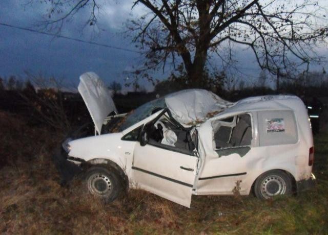 Natychmiast do zdarzenia zostało zadysponowane cztery zastępy z JRG Busko-Zdrój, JRG Staszów i OSP. Po przyjeździe na miejsce zdarzenia stwierdzono, że samochód osobowy VW Caddy zjechał z drogi i uderzył w drzewo w wyniku czego uszkodzeniu uległ cały samochód.