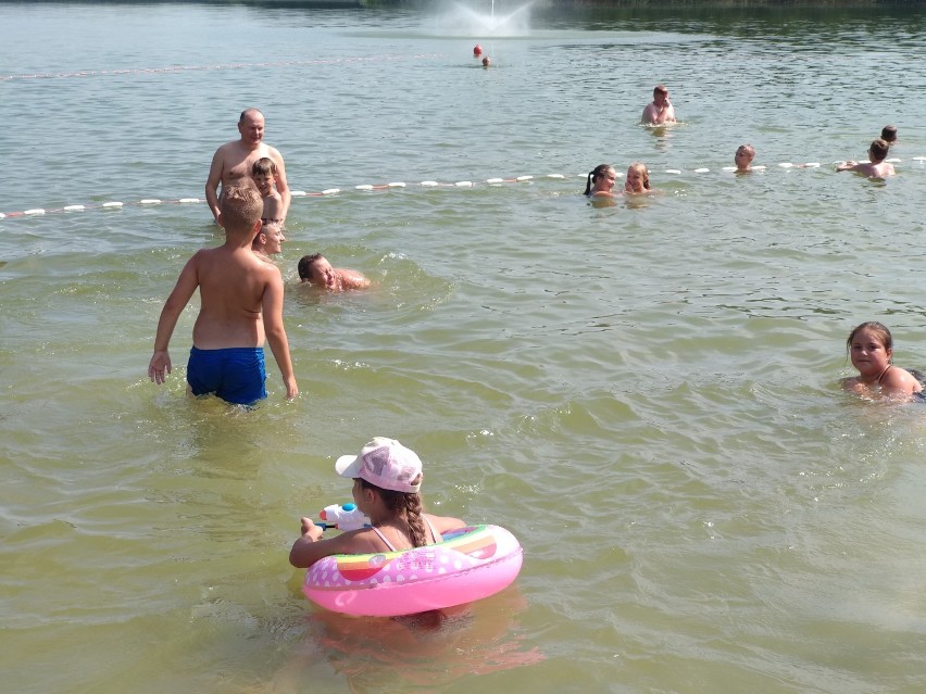 Plaża w Kobylcu dziś zapełniona. Chłodna kąpiel w jeziorze idealna na upały