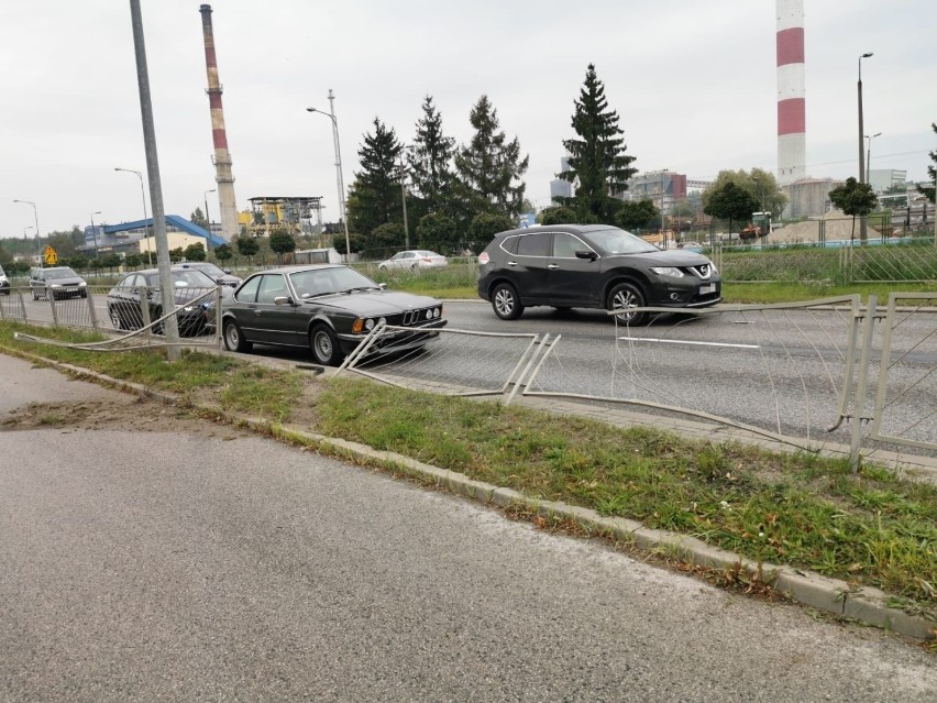 W Kielcach kierowca stracił panowanie nad BMW. Samochód przeciął krajówkę i uderzył w bariery