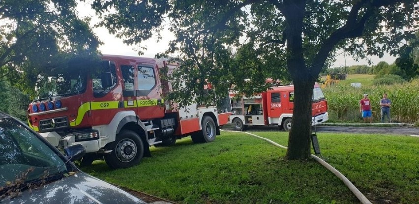 Pożar w Nadrożu niedaleko Rypina. Spłonął dach domu jednorodzinnego. Potrzebna pilna pomoc