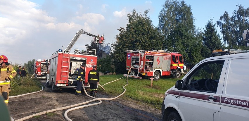 Pożar w Nadrożu niedaleko Rypina. Spłonął dach domu jednorodzinnego. Potrzebna pilna pomoc