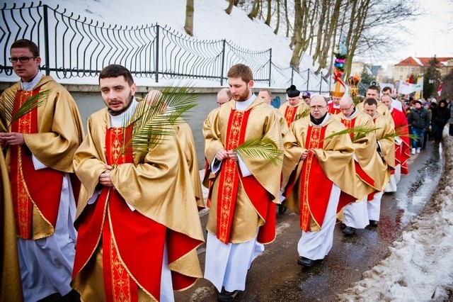 Dziś Niedziela Palmowa. W Gnieźnie centralne obchody tego dnia odbyły się od godz. 9.45. Prezentujemy fotorelację z procesji z palmami do Katedry Gnieźnieńskiej, w której odbyła się uroczysta msza święta pod przewodnictwem Prymasa Polski Józefa Kowalczyka. Kazanie wygłosił ks. biskum Krzysztof Wętkowski.