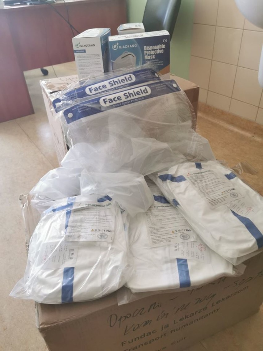 Szpital powiatowy w Opocznie otrzymał kolejne dary. Personel medyczny ma nowe maski i kombinezony ochronne [zdjęcia] 