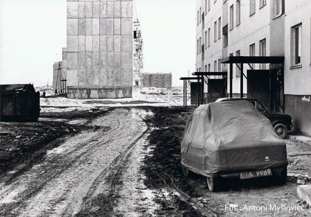 Tak wyglądało osiedle Świętokrzyskie w Kielcach ponad 40 lat temu. Zajrzyj do naszej galerii i zobacz jak zmieniło się na przestrzeni dekad.

Na zdjęciu: Osiedle Świętokrzyskie lata 1980-1985. 

>>>ZOBACZ WIĘCEJ NA KOLEJNYCH SLAJDACH