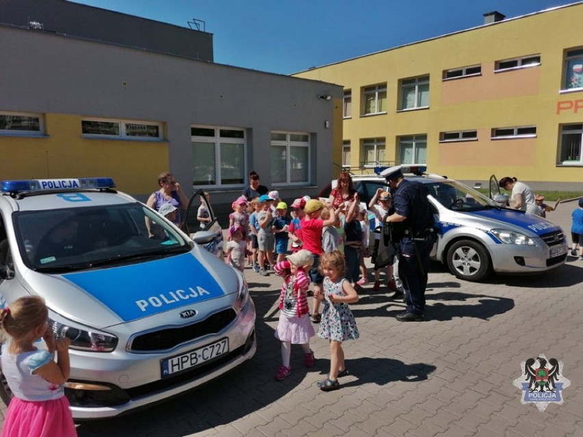 Policjanci i strażacy z Wałbrzycha rozmawiali z przedszkolakami z Podzamcza o bezpieczeństwie