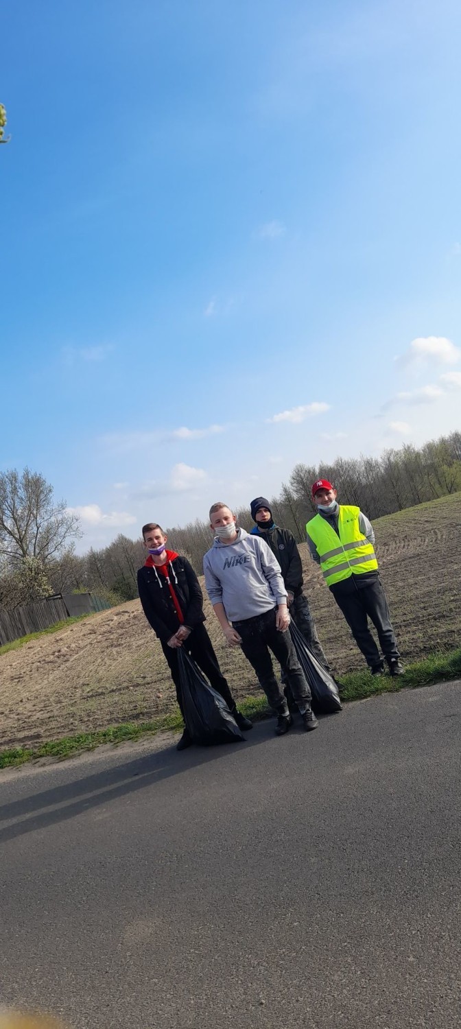 Młodzież z Brudzewka 30 kwietnia sprzątała swoją okolicę