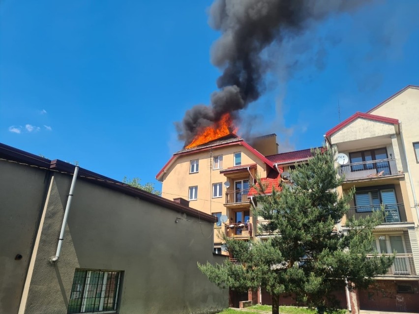 Wielki pożar w Zgierzu! Przy ul. 3 Maja palił się  dach 4-piętrowego budynku