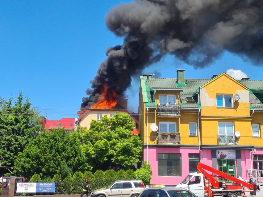 Wielki pożar w Zgierzu! Przy ul. 3 Maja palił się  dach 4-piętrowego budynku