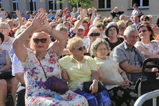 Koncertem Ryszarda Rynkowskiego i przekazaniem przedstawicielom Miejskiej Rady Seniorów z rąk Hanny Zdanowskiej, prezydent Łodzi, symbolicznych kluczy do bram miasta, rozpoczęły się w niedzielę (13 maja) łódzkie Senioralia.