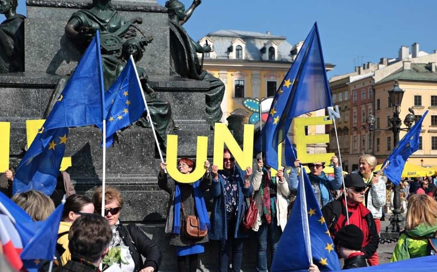 Kraków. Na Rynku Głównym odśpiewali "Odę do radości"