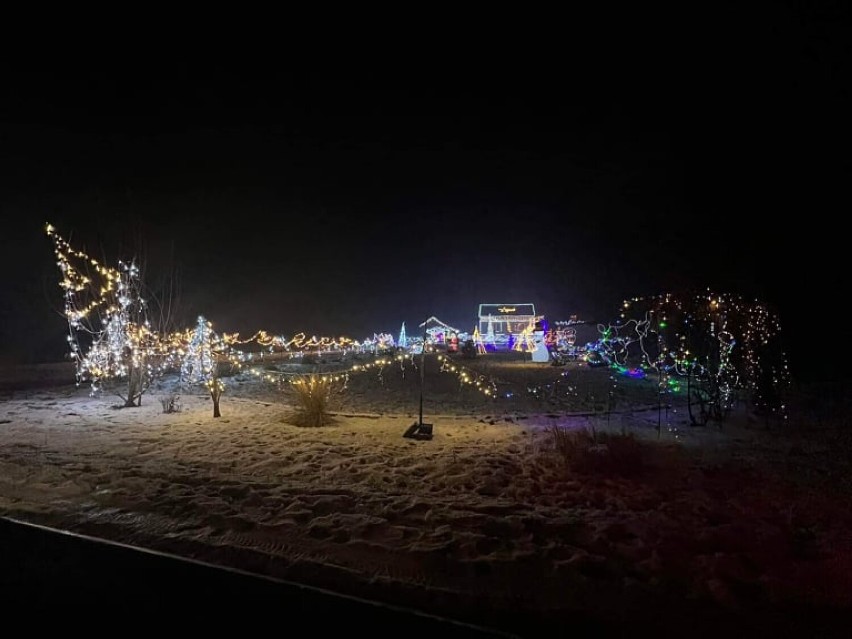 Świąteczna iluminacja w Małej Woli koło Tomaszowa Maz. Rozbłysło 30 tys. światełek [ZDJĘCIA]